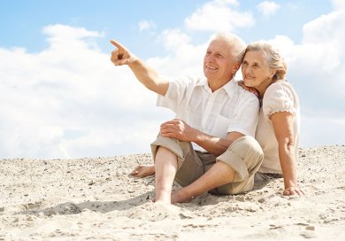 mon_shutterstock_200214_elderlycoupleonbeach