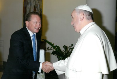 Australian mining magnate Andrew Forrest shakes hands with Pope Francis as part of his bid to stop slavery.