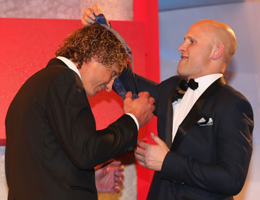 Dual winner and 2014 runner-up Gary Ablett presents Priddis with the medal. Photo: Getty