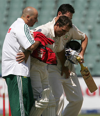 Justin Langer hit in head