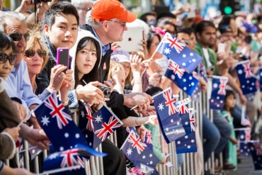 01 Australia Day crowd Crowd-with-flags-watching-Parade