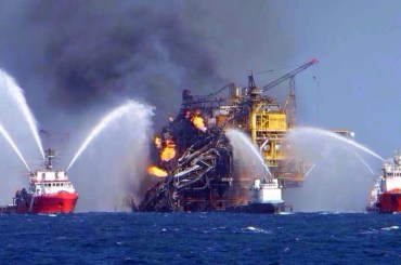 Pemex oil processing platform fire