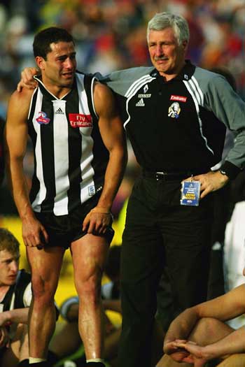 Mick Malthouse consoles Paul Licuria after Collingwood's 2002 Grand Final loss. Photo: Getty