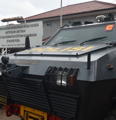 Indonesian armored police vehicles transporting the Bali NIne duo.