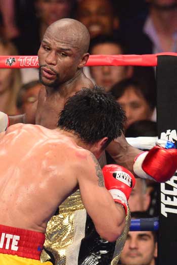 Mayweather's left hook kept Pacquiao off balance. Photo: Getty