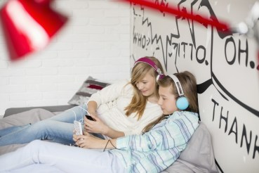 girls listening to music