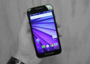 moto-g-in-hand