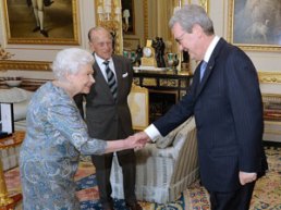 queen-meets-alexander-downer