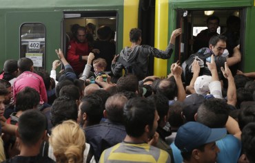 Migrants storm train in Hungary