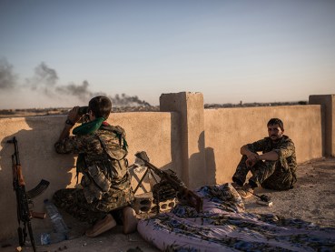 Kurdish fighters are pictured during clashes with fighters from the Islamic State group on the outskirts of Syrian city of Hasakeh on June 30, 2015. AFP PHOTO/UYGAR ONDER SIMSEK (Photo credit should read UYGAR ONDER SIMSEK/AFP/Getty Images)