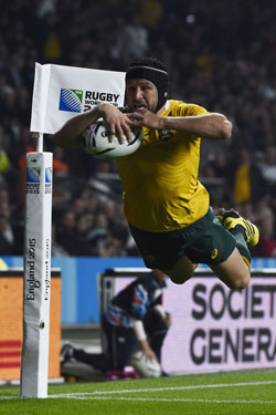 Matt Giteau crosses for a try. Photo: Getty