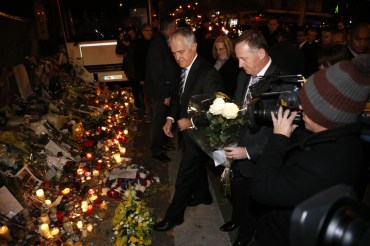 Malcolm Turnbull and New Zealand's president John P. Key laid flowers at a memorial for the victims of Paris' terrorist attacks in front of the Bataclan.