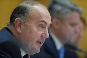 Mr Fraser calls for cuts. Photo: AAP