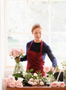 You don't have to be a florist to arrange your own flowers. Photo: Getty