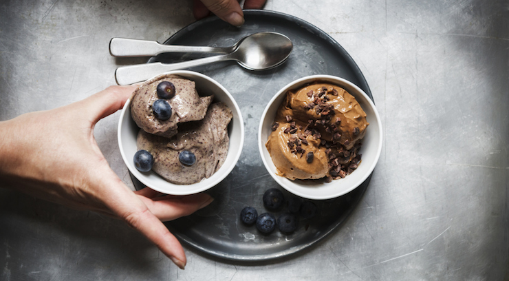 Studio, veganes und rohköstliches Blaubeereis und Schokoladeneis (Zutaten: Bananen, Blaubeeren, rohes Kakaopulver)