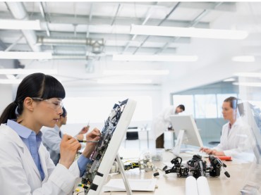 Slow wage growth might crush family finances.Photo:Getty