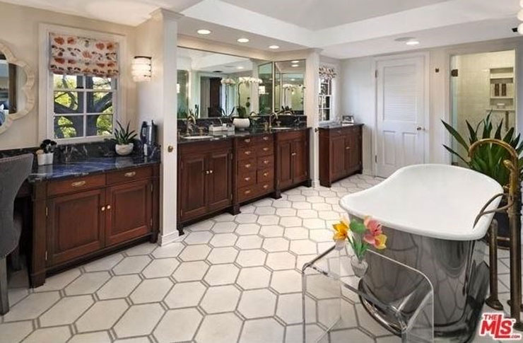 where does miranda kerr live