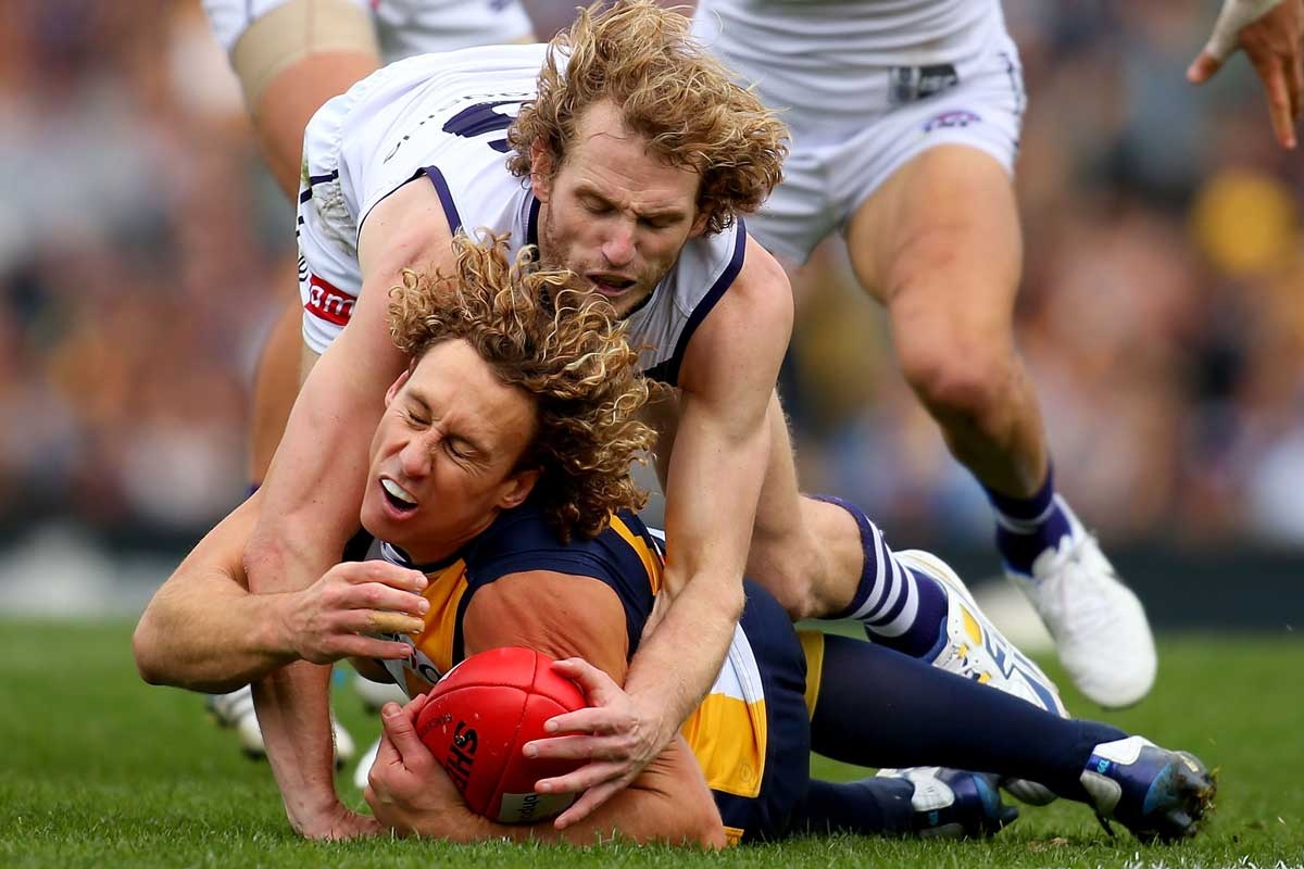 David Mundy of the Dockers tackles Matt Priddis.