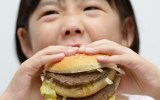 girl eats big mac