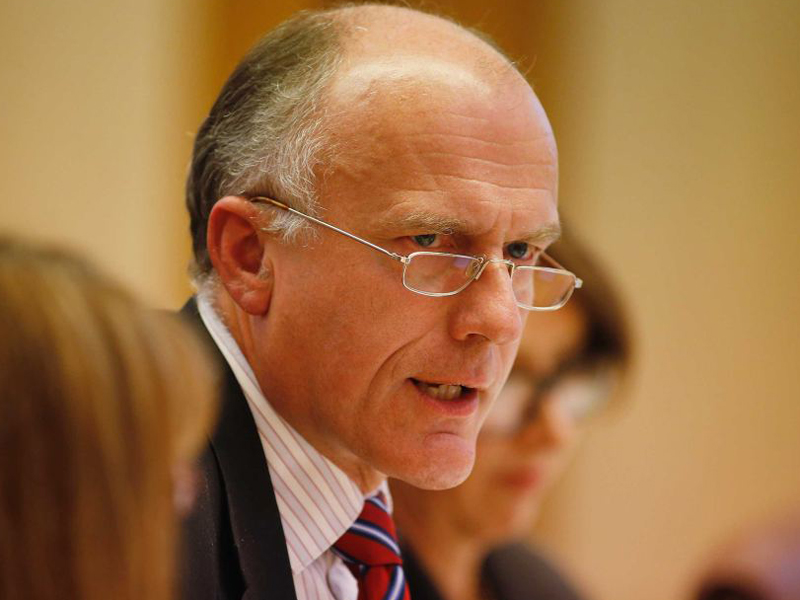 Eric Abetz says he needs space to read confidential documents on plane trips