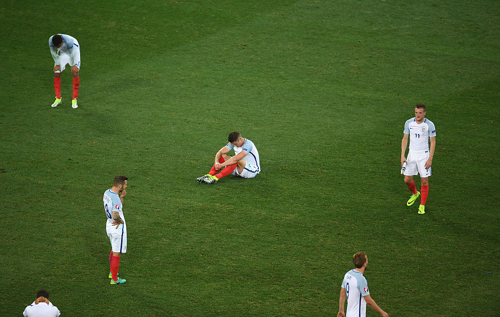 Crestfallen English players after the defeat.