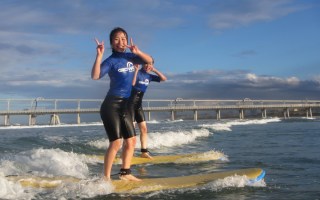 chinese-tourists-australia-surfing
