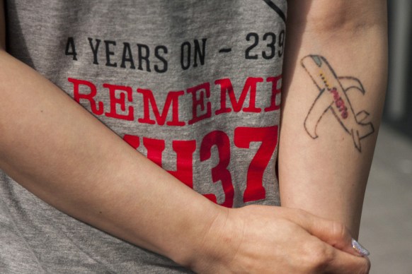 painting-arm-MH370-relative