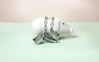 Dodgy middlemen are taking bushfire victims for a ride.