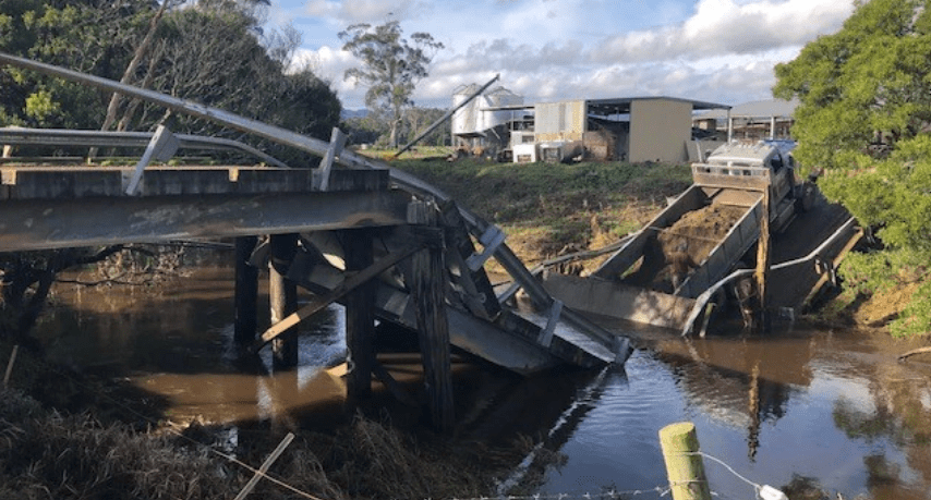 victoria bridge collapse truck