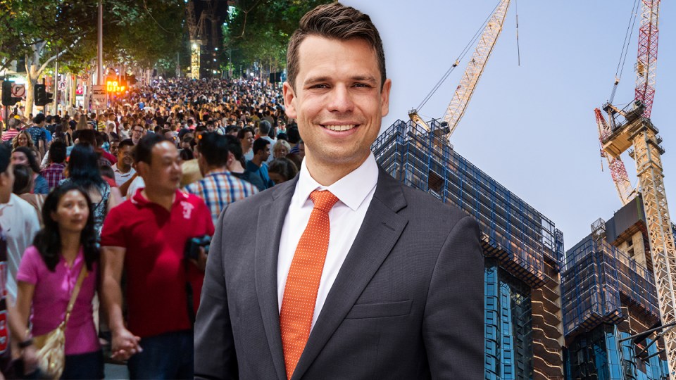 Fight of the population forecasts: size matters